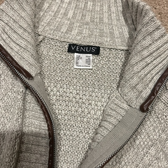 Venus cableknit sweater. Soft with leather detail along the zipper. - Picture 2 of 2